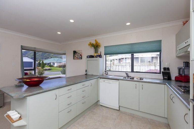 Photo of property in 8 Cranbrook Grove, Waikanae, 5036