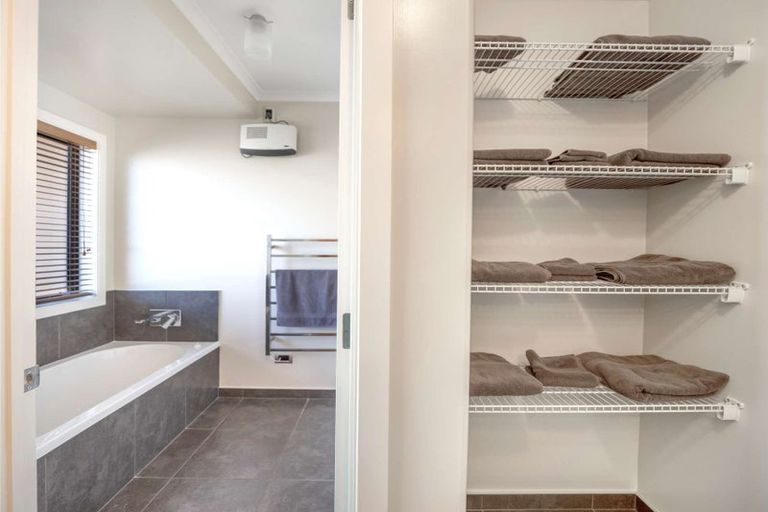 Photo of property in 10 Hardacre Place, Omarama, 9412