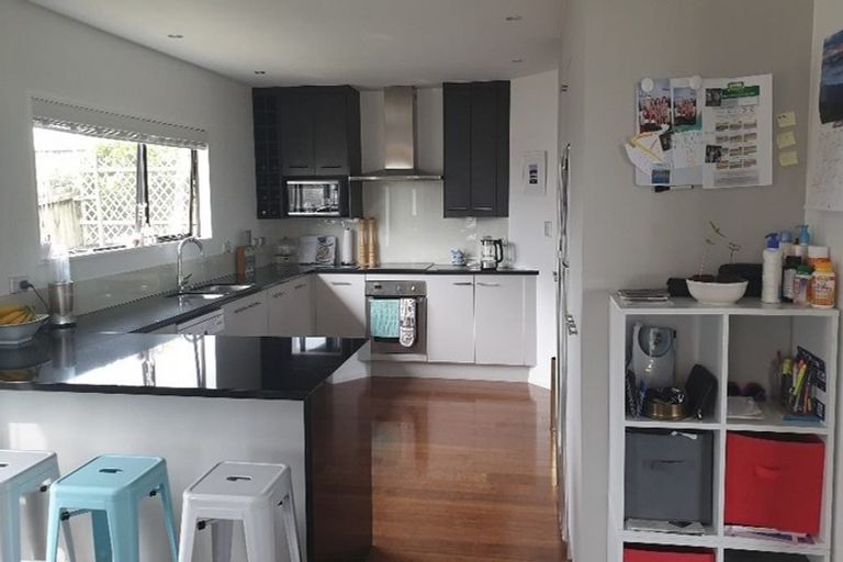 Photo of property in 1/186 East Coast Road, Forrest Hill, Auckland, 0620