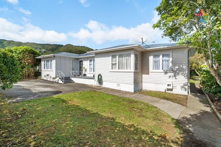 Photo of property in 33 Russell Road, Wainuiomata, Lower Hutt, 5014