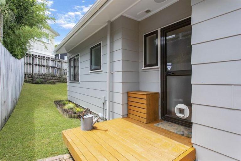 Photo of property in 1/10 Oreil Avenue, West Harbour, Auckland, 0618