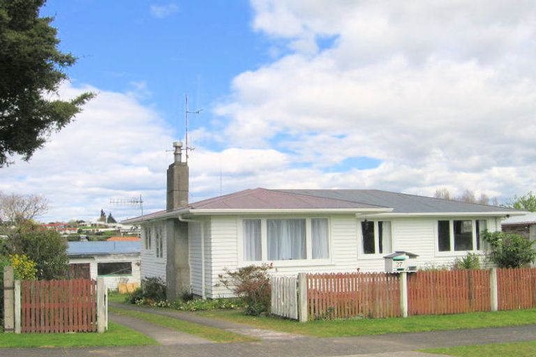 Photo of property in 27 Woodford Avenue, Brookfield, Tauranga, 3110