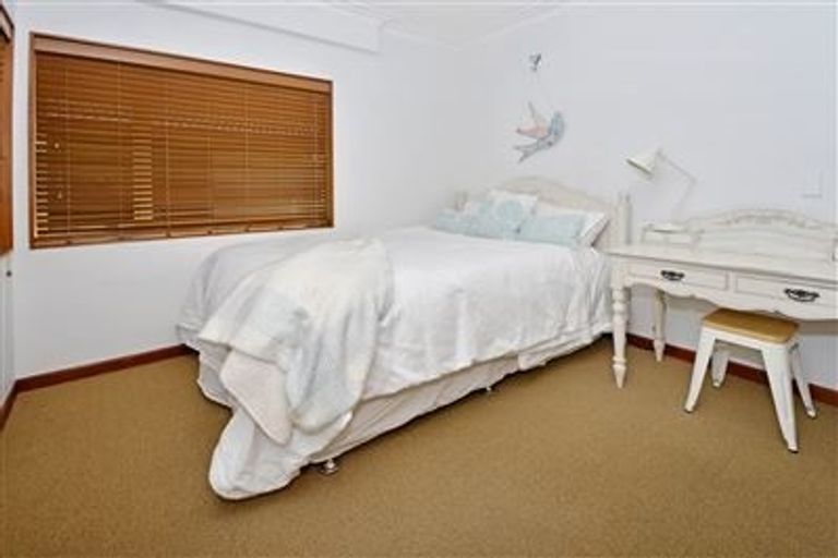 Photo of property in 28 Churchill Road, Murrays Bay, Auckland, 0630