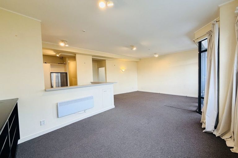 Photo of property in 17 Kent Terrace - Kent Apartments, 3e/16 Kent Terrace, Mount Victoria, Wellington, 6011