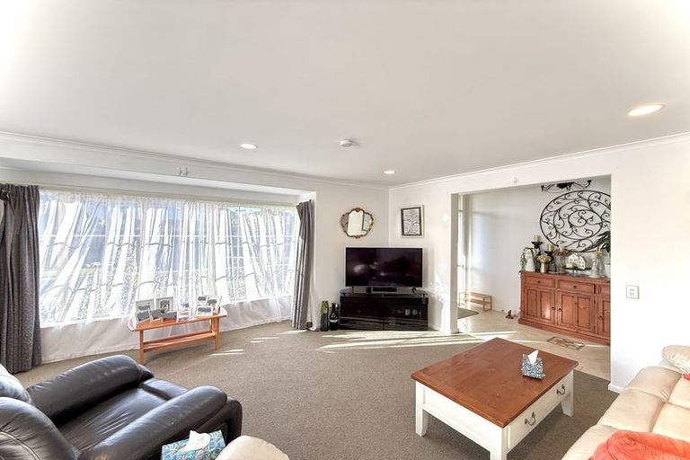 Photo of property in 40 Thornbury Crescent, East Tamaki Heights, Auckland, 2016