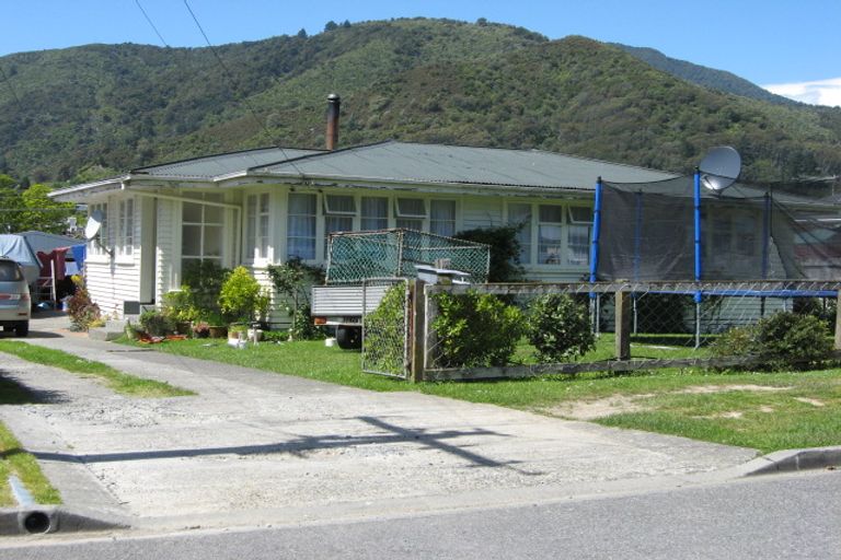 Photo of property in 8 Durham Street, Picton, 7220
