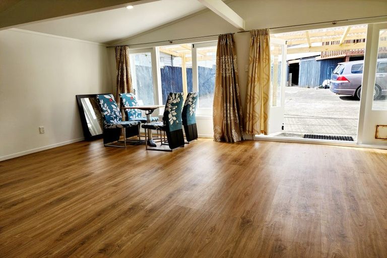 Photo of property in 4 Paton Avenue, Te Atatu South, Auckland, 0610