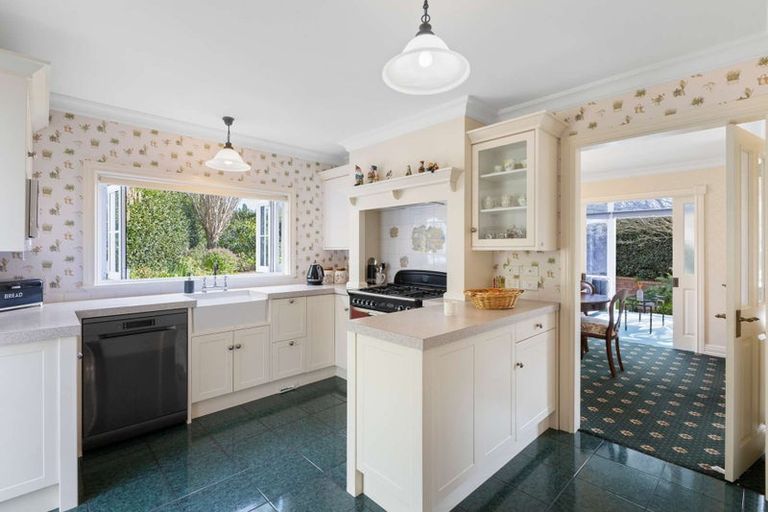 Photo of property in 424 Mangorei Road, Highlands Park, New Plymouth, 4312