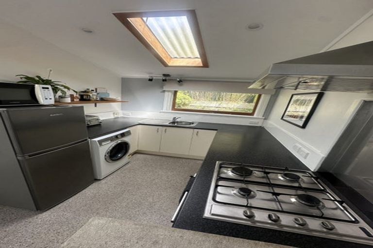 Photo of property in 180 Sutherland Road, Lyall Bay, Wellington, 6022