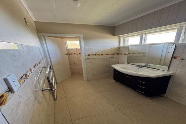 Photo of property in 25 Ellesmere Crescent, Pakuranga Heights, Auckland, 2010