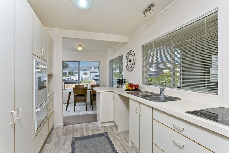 Photo of property in 2/1 Sylvan Park Avenue, Milford, Auckland, 0620
