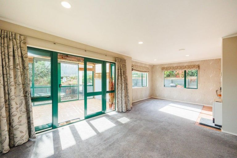 Photo of property in 19 Logan Way, Kelvin Grove, Palmerston North, 4414