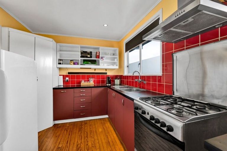 Photo of property in 34 Endeavour Street, Marfell, New Plymouth, 4310