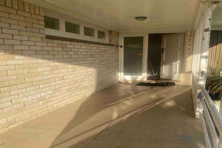 Photo of property in 25 Ellesmere Crescent, Pakuranga Heights, Auckland, 2010