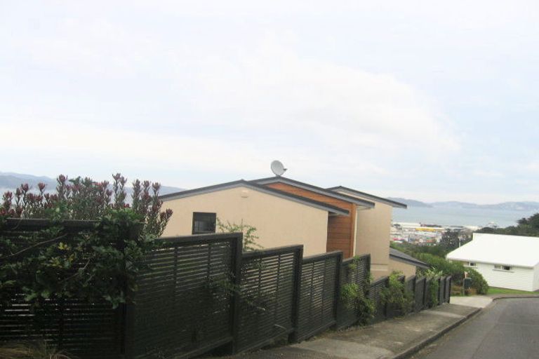 Photo of property in 12 Walnut Way, Maungaraki, Lower Hutt, 5010