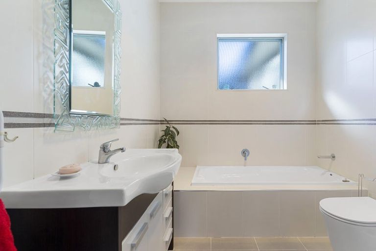 Photo of property in 76 Baverstock Road, Flat Bush, Auckland, 2016