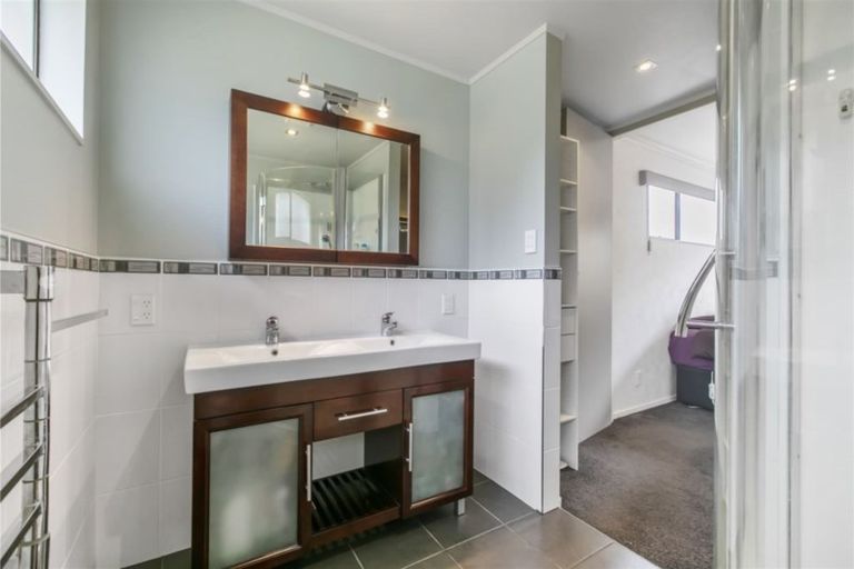 Photo of property in 12 Fitzherbert Avenue, West Harbour, Auckland, 0618