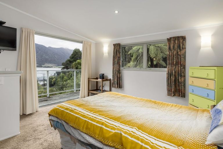 Photo of property in 19 Sandy Bay Road, Black Rock, Picton, 7282