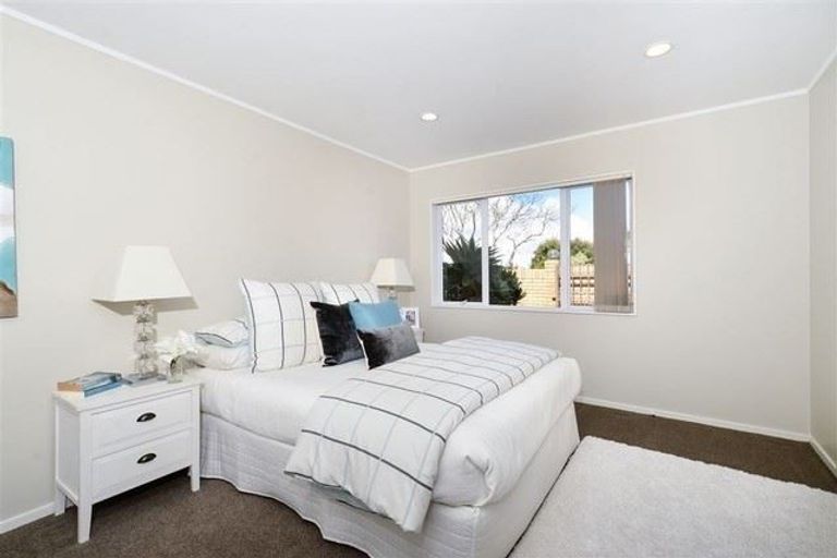 Photo of property in 1 Glucina Avenue, West Harbour, Auckland, 0618