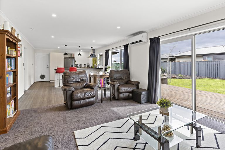 Photo of property in 1 Routhan Way, Carterton, 5713