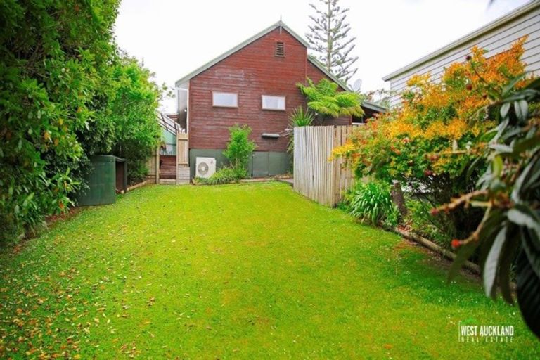 Photo of property in 2/76 Kaurilands Road, Titirangi, Auckland, 0604