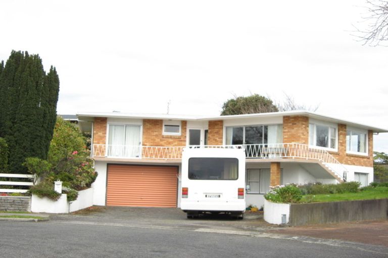 Photo of property in 14 Onslow Place, Merrilands, New Plymouth, 4312