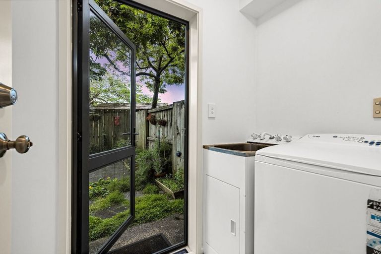 Photo of property in 40 Verdale Circle, Glen Eden, Auckland, 0602