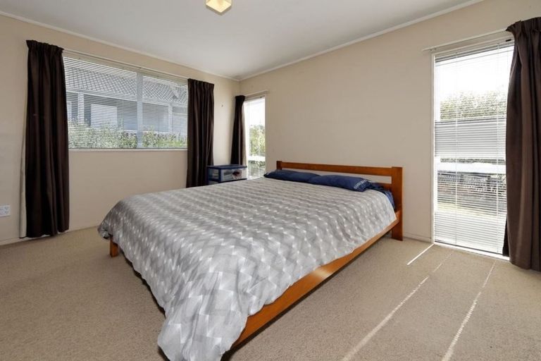 Photo of property in 37 Hassan Drive, Massey, Auckland, 0614