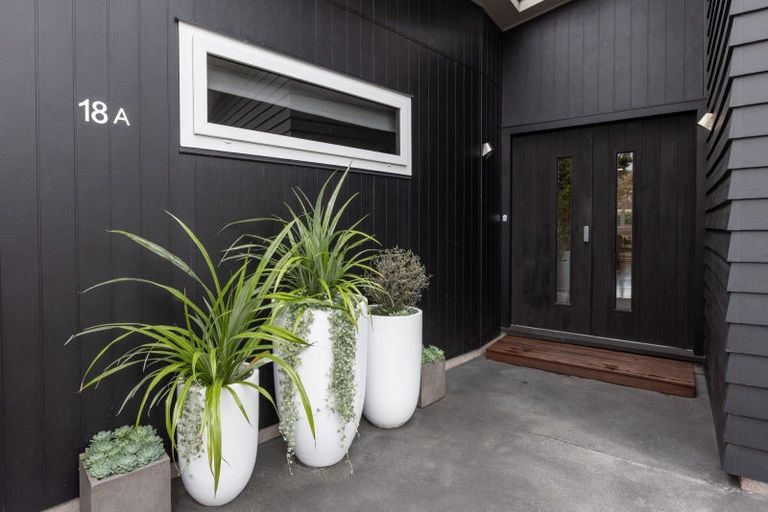 Photo of property in 18a Cambridge Terrace, Taradale, Napier, 4112