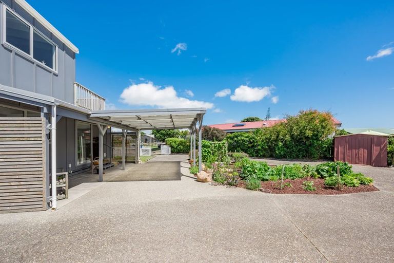 Photo of property in 14 Goldie Place, Waikanae Beach, Waikanae, 5036