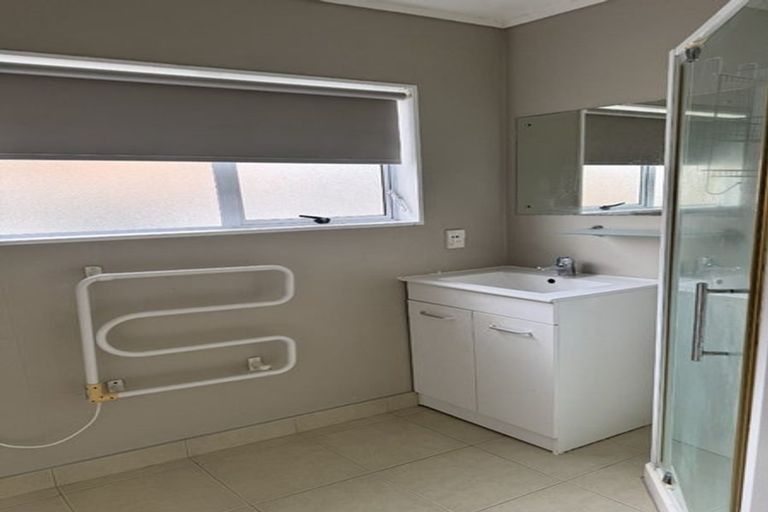 Photo of property in 16 Taupo Street, Green Bay, Auckland, 0604