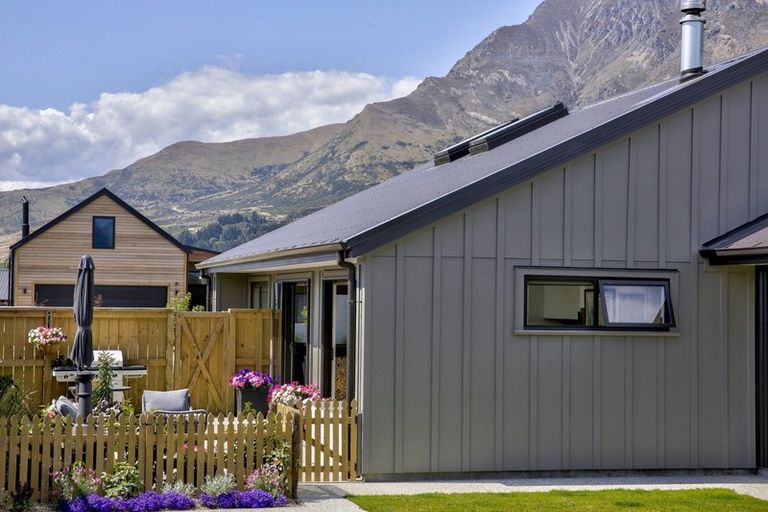 Photo of property in 39 Shepherd Road, Jacks Point, Queenstown, 9371