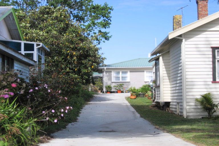 Photo of property in 16 Kiwi Esplanade, Mangere Bridge, Auckland, 2022