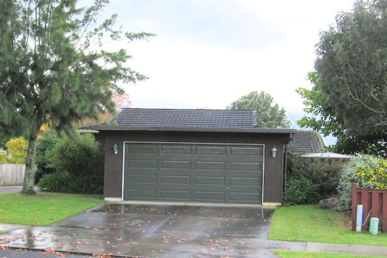 Photo of property in 18 Booralee Avenue, Botany Downs, Auckland, 2010