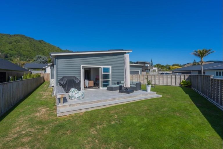 Photo of property in 4 Mahia Lane, Waikanae, 5036