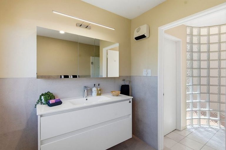 Photo of property in 2/99 Hebron Road, Waiake, Auckland, 0630