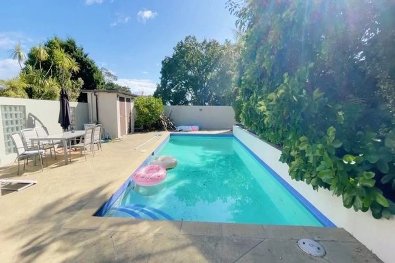 Photo of property in 16 Mayall Avenue, Beach Haven, Auckland, 0626
