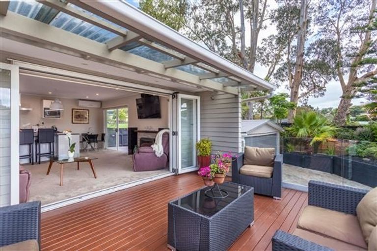 Photo of property in 15 Cajero Place, Green Bay, Auckland, 0604