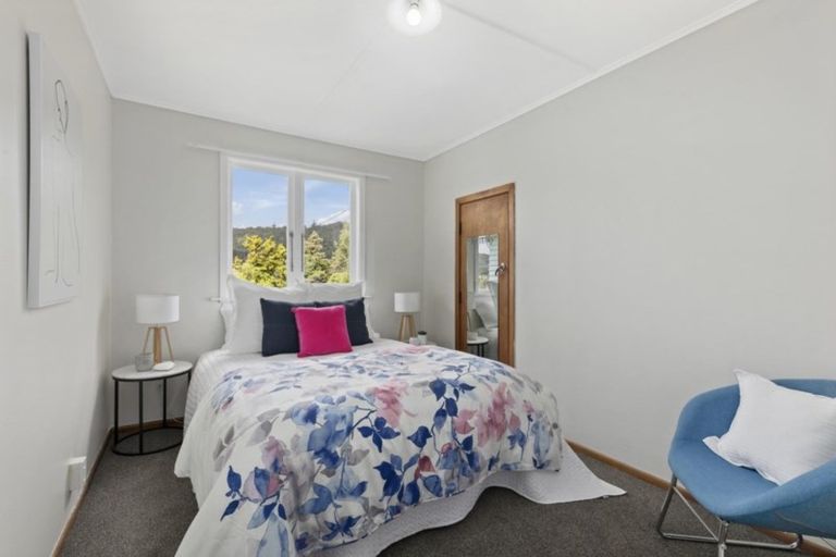 Photo of property in 25 Bird Grove, Stokes Valley, Lower Hutt, 5019