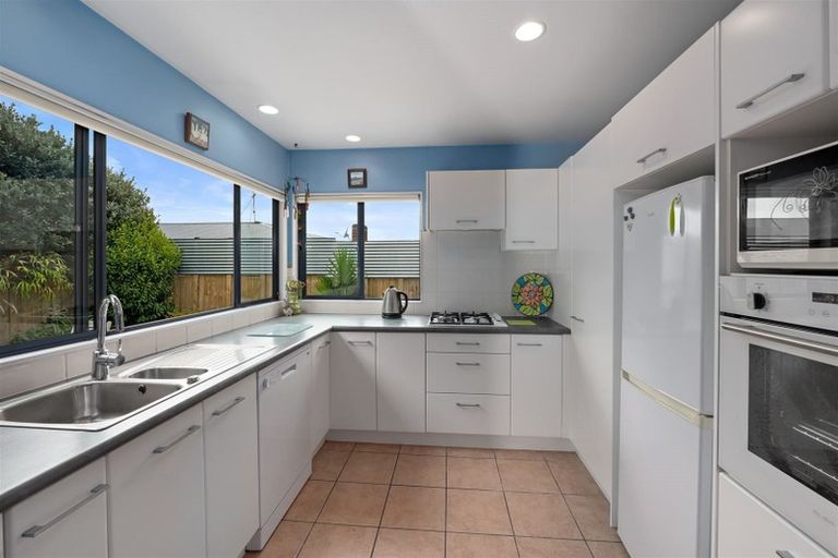 Photo of property in 2/95 Sylvan Avenue, Northcote, Auckland, 0627