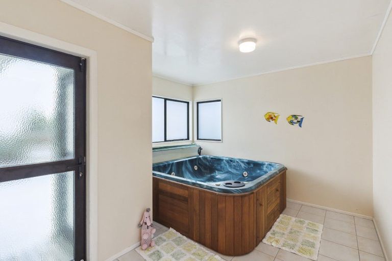 Photo of property in 66 Renown Road, Raumati South, Paraparaumu, 5032