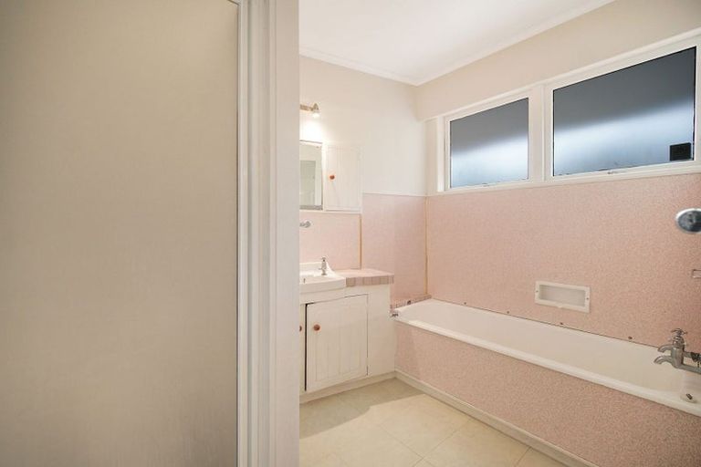 Photo of property in 392 Glenfield Road, Glenfield, Auckland, 0629