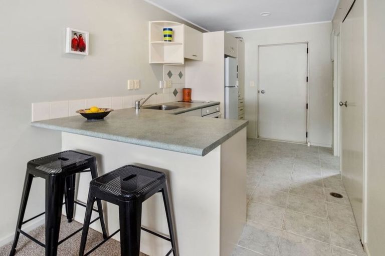 Photo of property in 2b/20 Ian Marwick Place, Birkenhead, Auckland, 0626