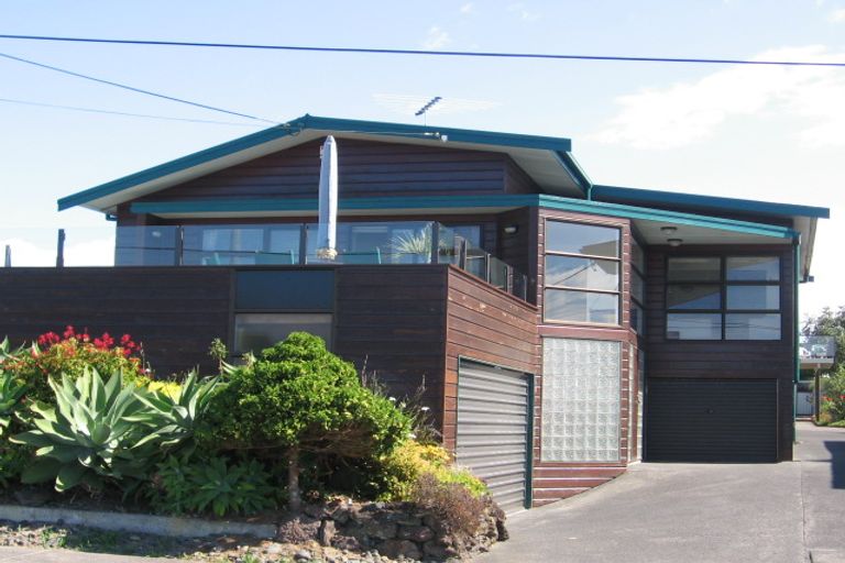 Photo of property in 2/126 Churchill Road, Rothesay Bay, Auckland, 0630