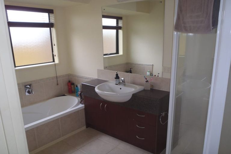 Photo of property in 8a Evanda Crescent, Conifer Grove, Takanini, 2112