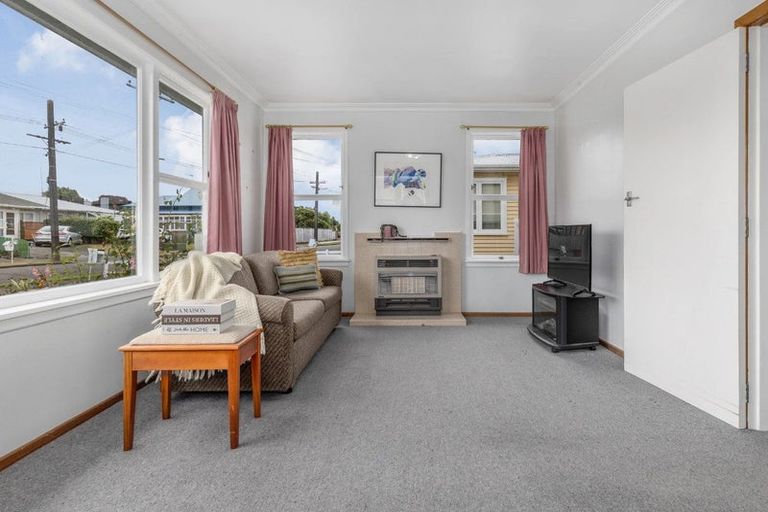 Photo of property in 11 Karaka Crescent, Levin, 5510