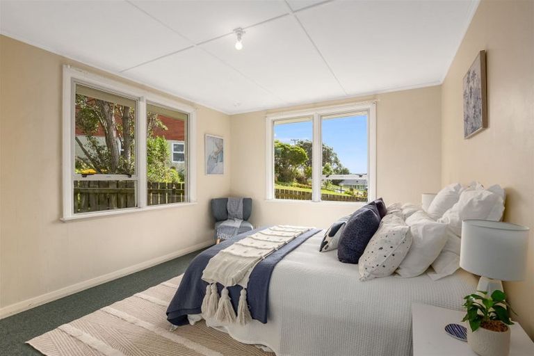 Photo of property in 2 Hiwi Crescent, Titahi Bay, Porirua, 5022