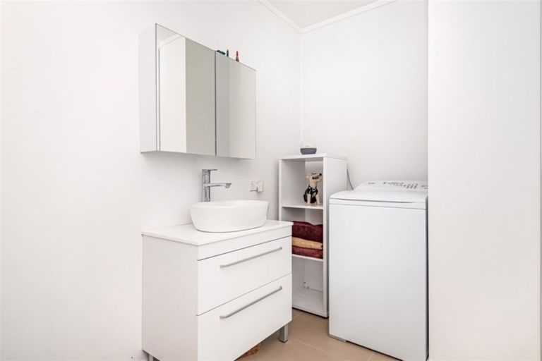 Photo of property in 2/22 North Avenue, Narrow Neck, Auckland, 0624