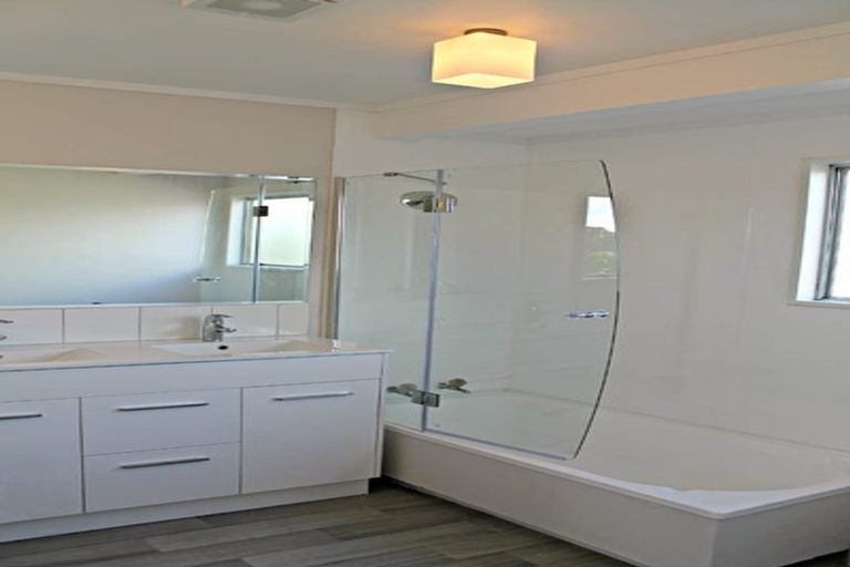 Photo of property in 1/8 Benchmark Drive, Massey, Auckland, 0614