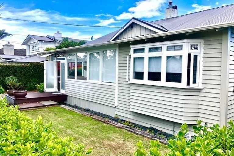 Photo of property in 11 Ocean View Road, Milford, Auckland, 0620